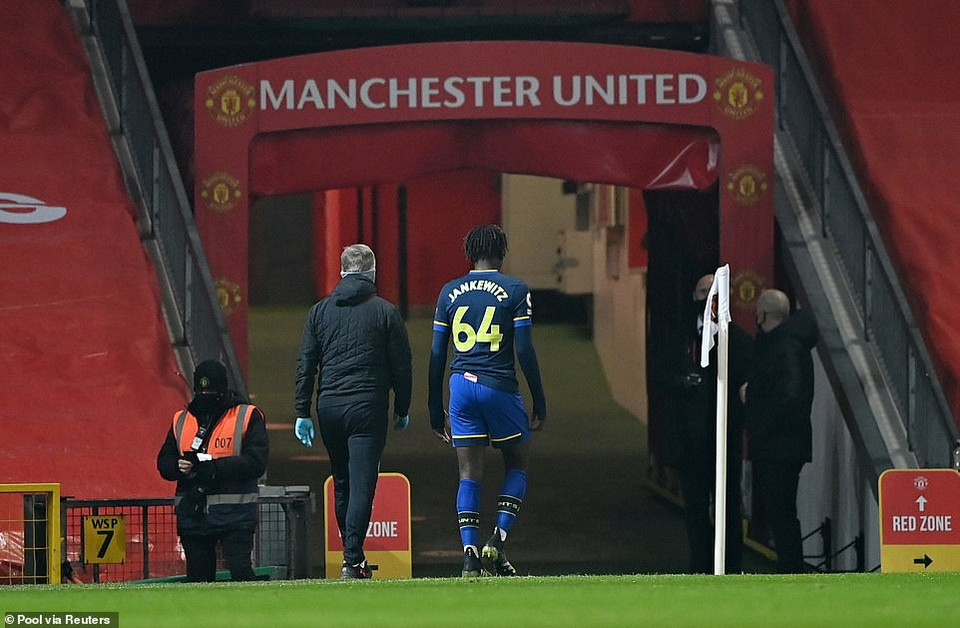 Bước ngoặt của trận đấu đến ngay phút thứ 2... (Nguồn: Reuters)