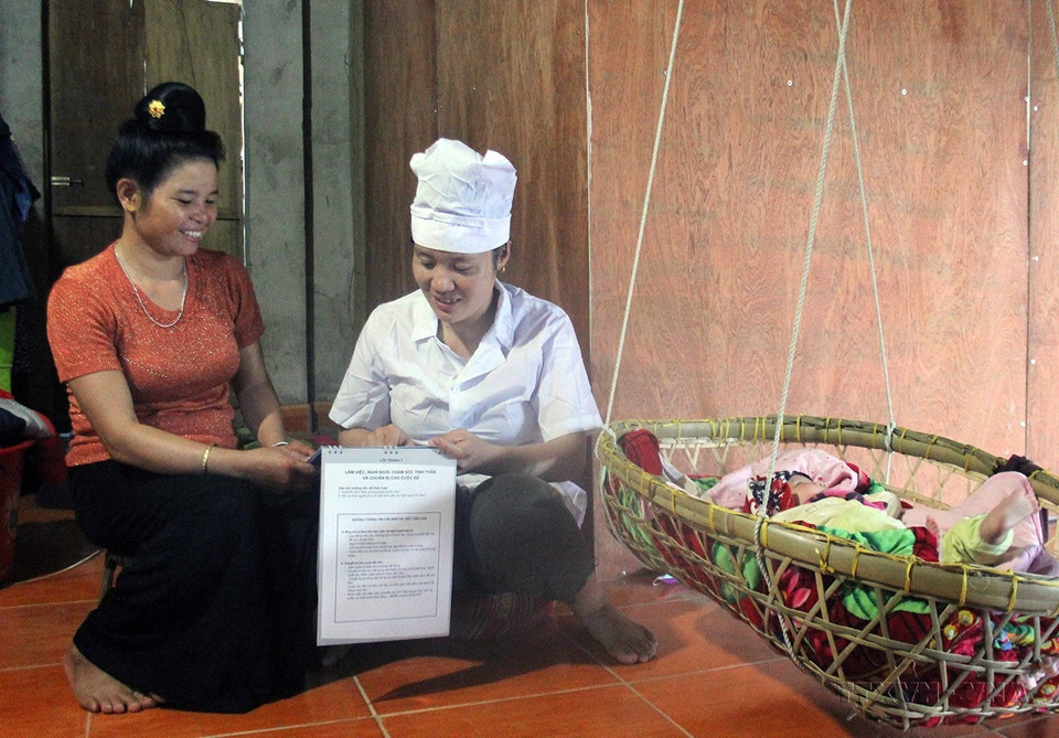 Cô đỡ thôn bản chia sẻ kinh nghiệm, kiến thức về chăm sóc sức khỏe bà mẹ và trẻ em ở xã vùng cao tỉnh Sơn La. (Ảnh: Diệp Anh/TTXVN)