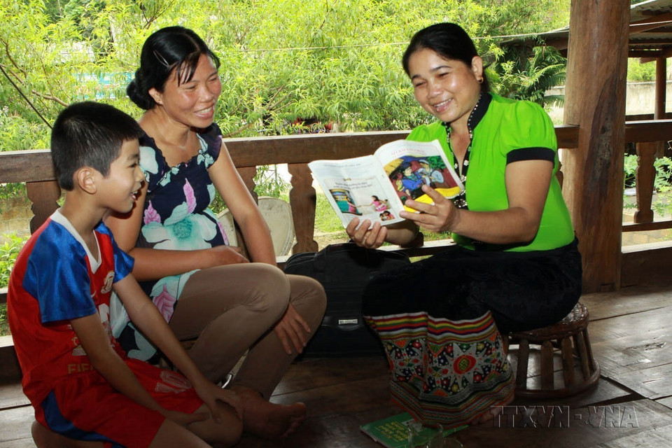 Cô đỡ thôn bản tuyên truyền việc chăm sóc sức khỏe sinh sản cho người dân xã Châu Bính, huyện Quỳ Châu, tỉnh Nghệ An. (Ảnh: Dương Ngọc/TTXVN)