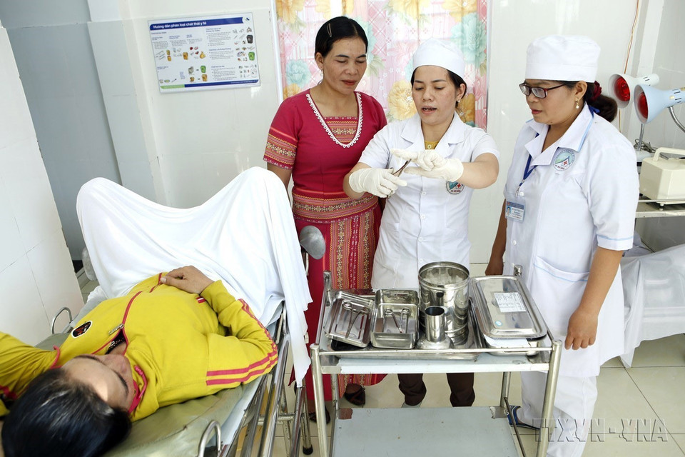 Mô hình đào tạo cô đỡ thôn bản tại huyện Tu Mơ Rông (Kon Tum) được giám sát, chỉ đạo tuyến thực hiện chăm sóc bà mẹ và trẻ em toàn diện, góp phần giảm tình trạng các bà mẹ ở vùng đồng bào dân tộc thiểu số sinh con tại nhà. (Ảnh: Dương Ngọc/TTXVN)