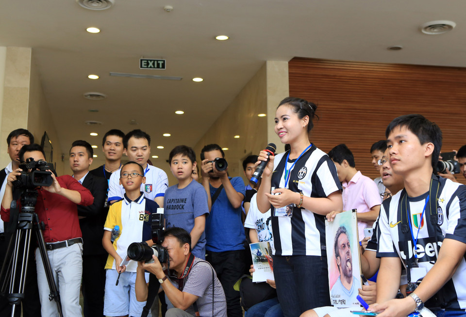 Người hâm mộ đặt câu hỏi với danh thủ Alessandro Del Piero. (Ảnh: Hoàng Hùng/TTXVN)