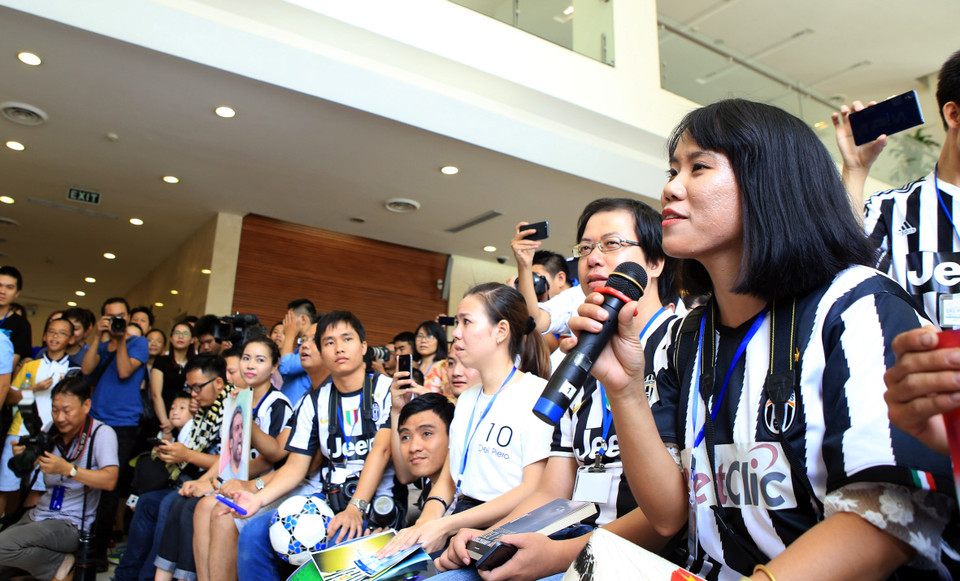 Người hâm mộ đặt câu hỏi với danh thủ Alessandro Del Piero. (Ảnh: Hoàng Hùng/TTXVN)