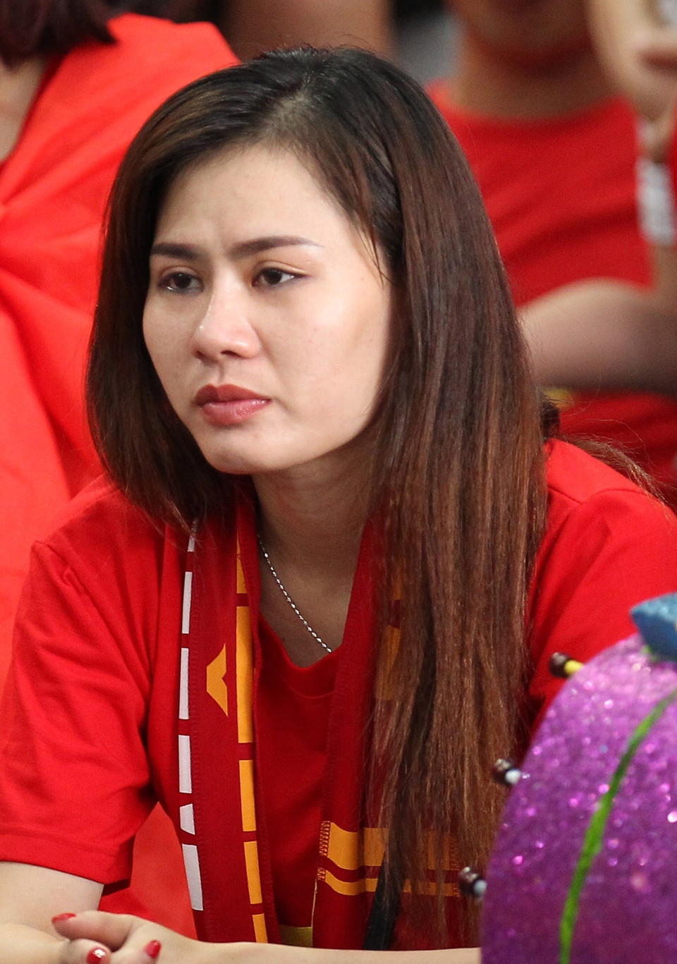 Nỗi buồn khôn nguôi của một nữ cổ động viên Việt Nam trên khán đài sân vận động quốc gia Singapore. (Ảnh: Quốc Khánh/TTXVN)