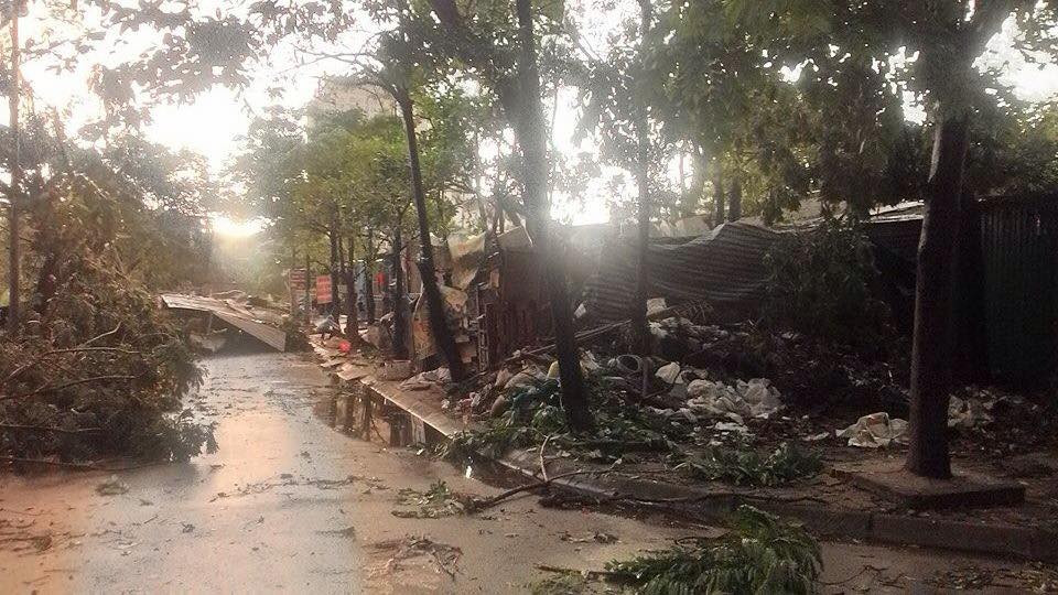 Khung cảnh tan hoang sau cơn dông ở Linh Đàm. (Ảnh: Sơn Bách/Vietnam+)