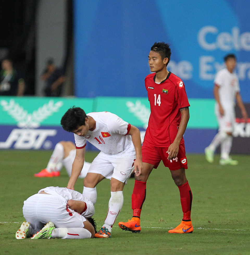 Các cầu thủ U23 đổ gục xuống sân khi trận đấu kết thúc. (Ảnh: Quốc Khánh/TTXVN)