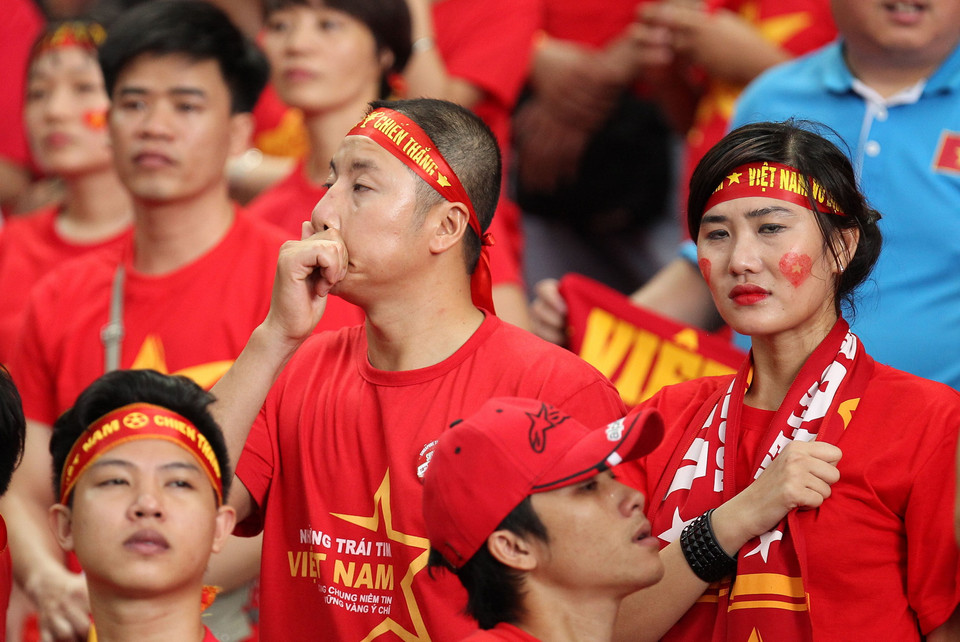 Nước mắt lăn dài trên gương mặt của những cổ động viên Việt Nam trên sân đấu. (Ảnh: Quốc Khánh/TTXVN)