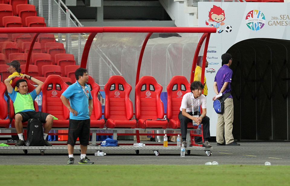 Huấn luyện viên Toshyia Miura ngồi lặng người trong khu vực kỹ thuật khi trận đấu kết thúc. (Ảnh: Quốc Khánh/TTXVN)