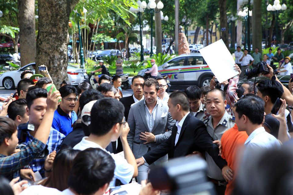 Danh thủ Alessandro Del Piero trong vòng vây người hâm mộ khi vừa tới Trụ sở Thông tấn xã Việt Nam. (Ảnh: Hoàng Hùng/TTXVN)