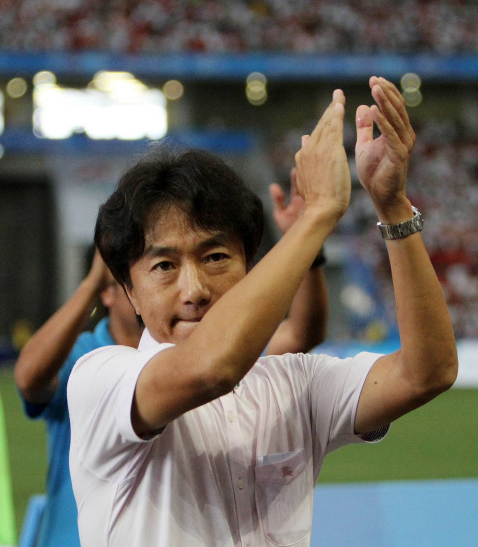 Huấn luyện viên Toshyia Miura ra đường piste cảm ơn cổ động viên đến sân cổ vũ đội nhà thi đấu. (Ảnh: Quốc Khánh/TTXVN)