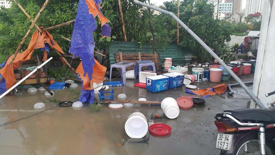 Khung cảnh tan hoang sau cơn dông ở Linh Đàm. (Ảnh: Sơn Bách/Vietnam+)