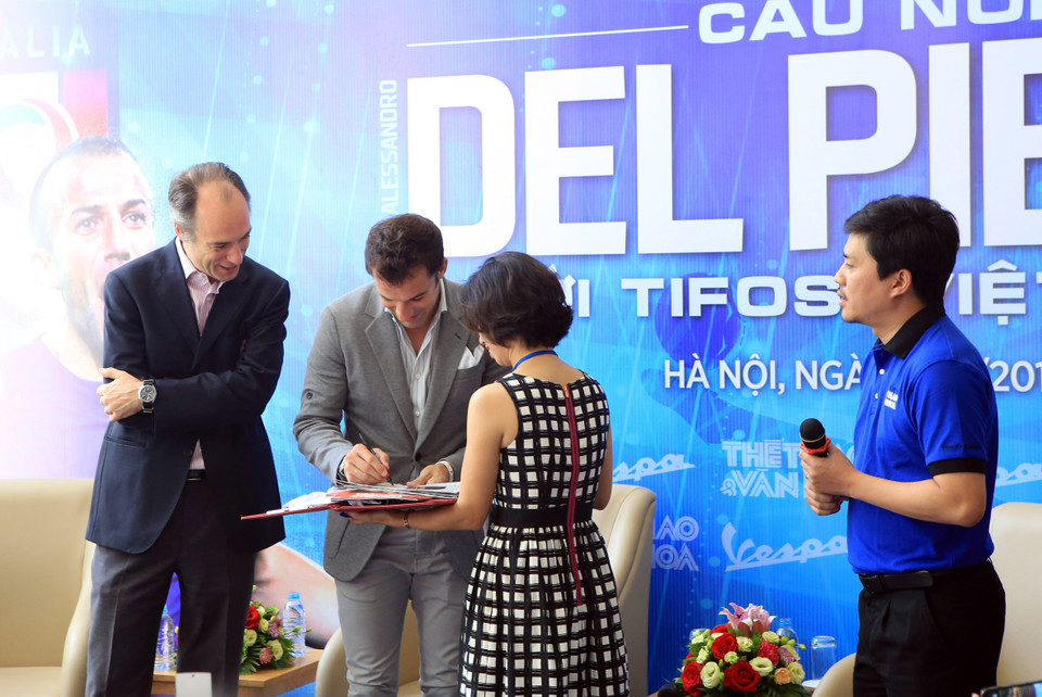 Danh thủ Alessandro Del Piero kí tặng người hâm mộ. (Ảnh: Hoàng Hùng/TTXVN) 
