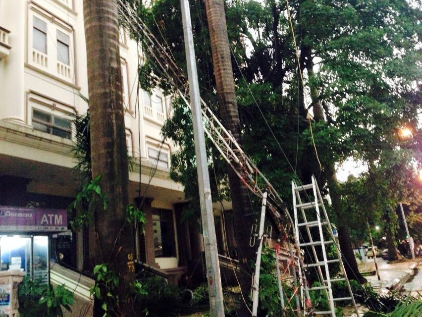 Gió thổi bay cột viễn thông ở Linh Đàm. (Ảnh: Sơn Bách/Vietnam+)
