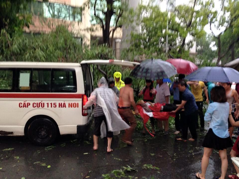 Cây đổ vào xe máy ở ngã tư Bà Triệu-Lý Thường Kiệt. (Nguồn: Ngọc Cương/Vietnam+)