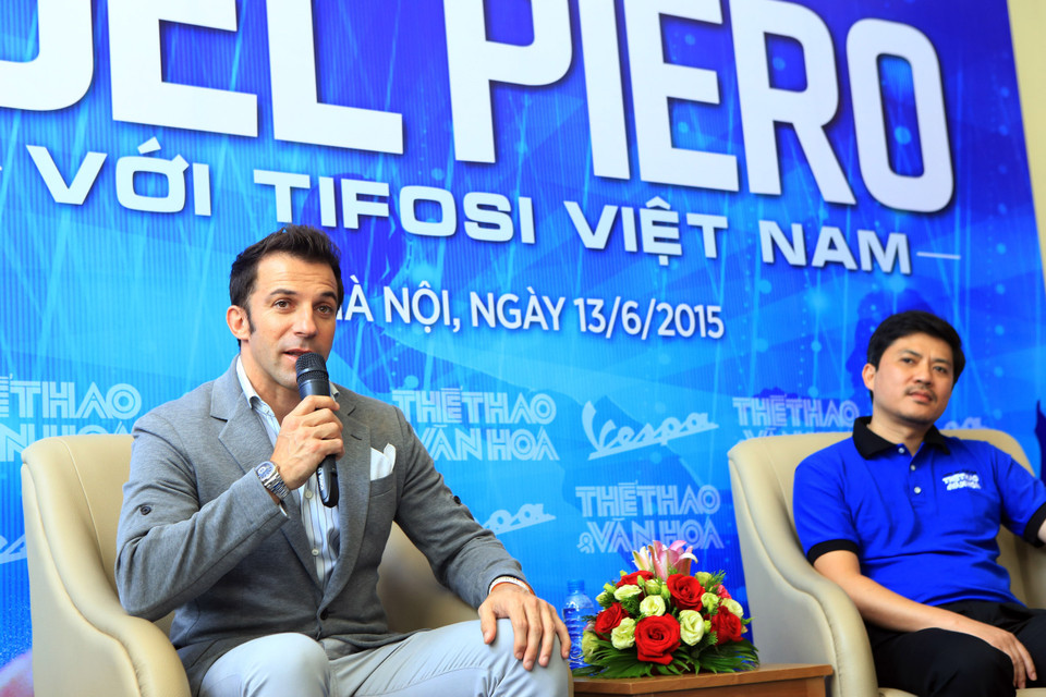 Danh thủ Alessandro Del Piero trả lời câu hỏi của người hâm mộ. (Ảnh: Hoàng Hùng/TTXVN)