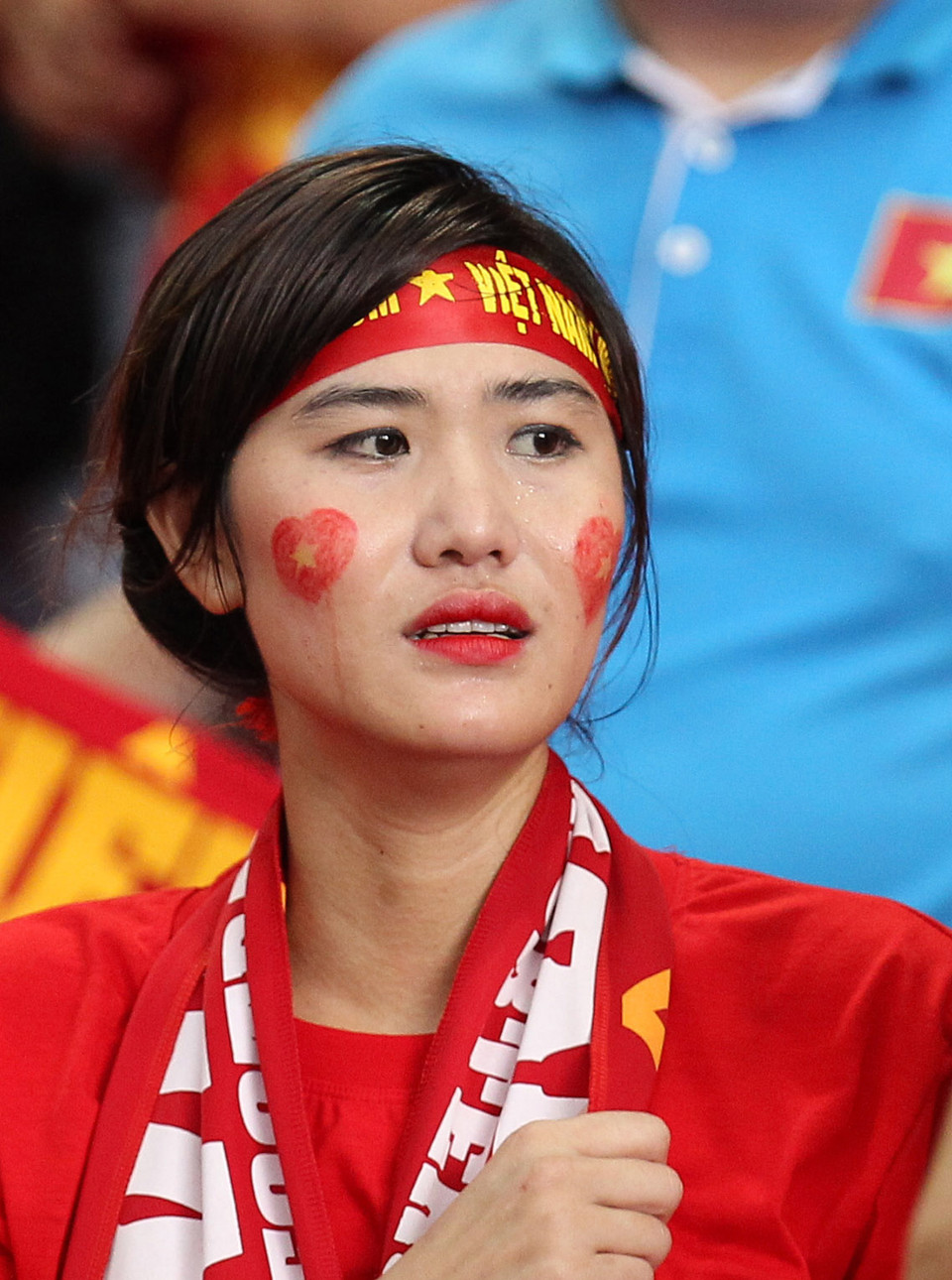 Nước mắt lăn dài trên gương mặt của những cổ động viên Việt Nam trên sân đấu. (Ảnh: Quốc Khánh/TTXVN)