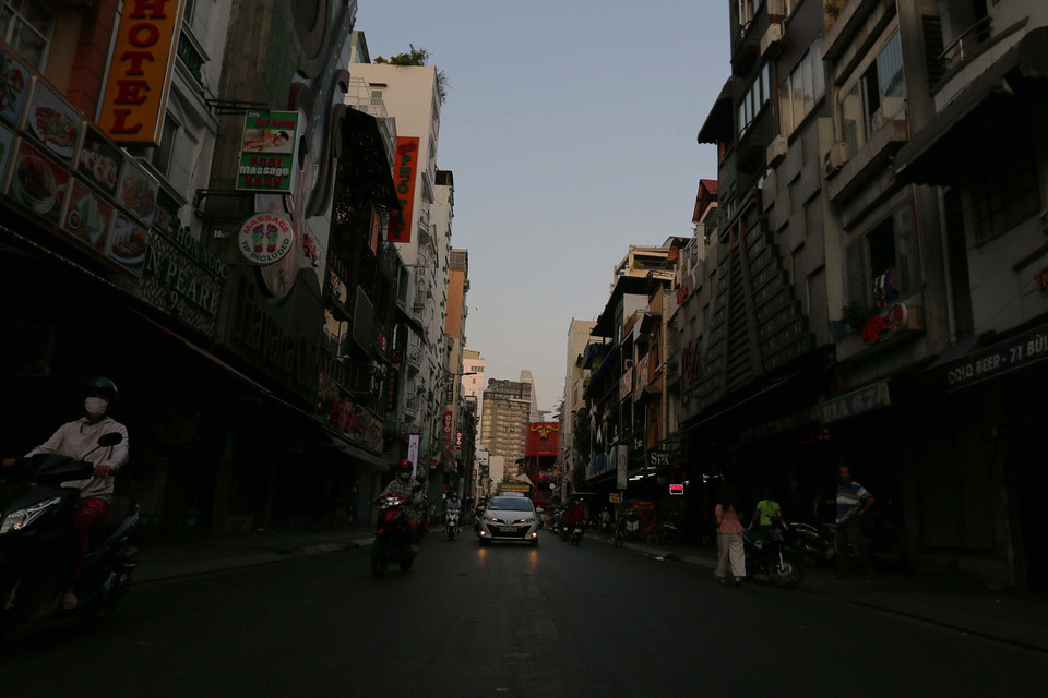 Phố đi bộ Bùi Viện (Quận 1) vắng khách trong những ngày phòng chống dịch COVID-19. (Ảnh: Thanh Vũ/TTXVN)