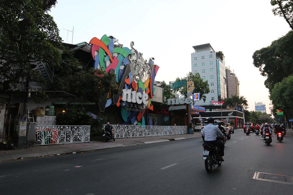 Karaoke trên đường Võ Thị Sáu (Quận 3) đóng cửa ngưng hoạt động theo yêu cầu của UBND Thành phố để phòng dịch COVID-19. (Ảnh: Thanh Vũ/TTXVN)