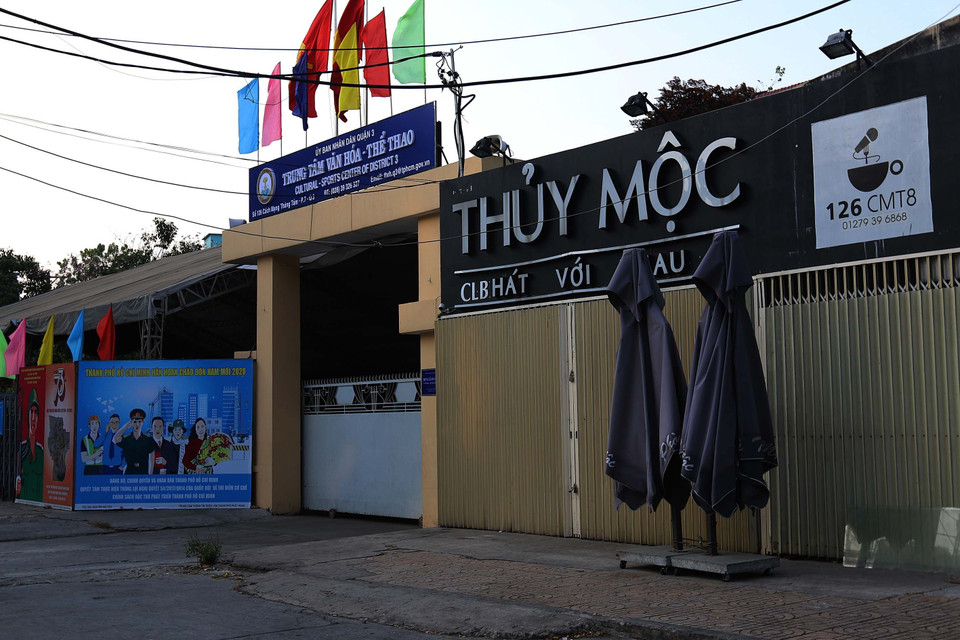 Câu lạc bộ hát với nhau trên đường Cách mạng tháng 8 (Quận 3) đóng cửa theo yêu cầu của UBND Thành phố. (Ảnh: Thanh Vũ/TTXVN)