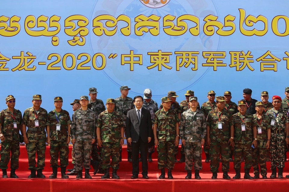 Các tướng lĩnh quân đội Campuchia và Trung Quốc cùng Đại sứ Trung Quốc tại Campuchia Wang Wentian chụp ảnh chung. (Ảnh: Nguyễn Hùng Vũ/TTXVN)