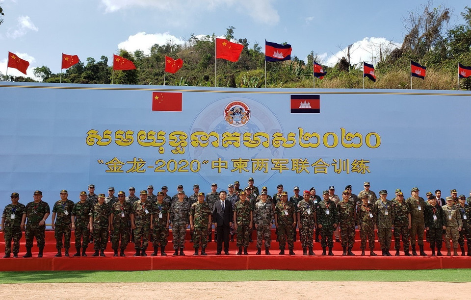 Các tướng lĩnh quân đội Campuchia và Trung Quốc cùng Đại sứ Trung Quốc tại Campuchia Wang Wentian chụp ảnh chung. (Ảnh: Nguyễn Hùng Vũ/TTXVN)