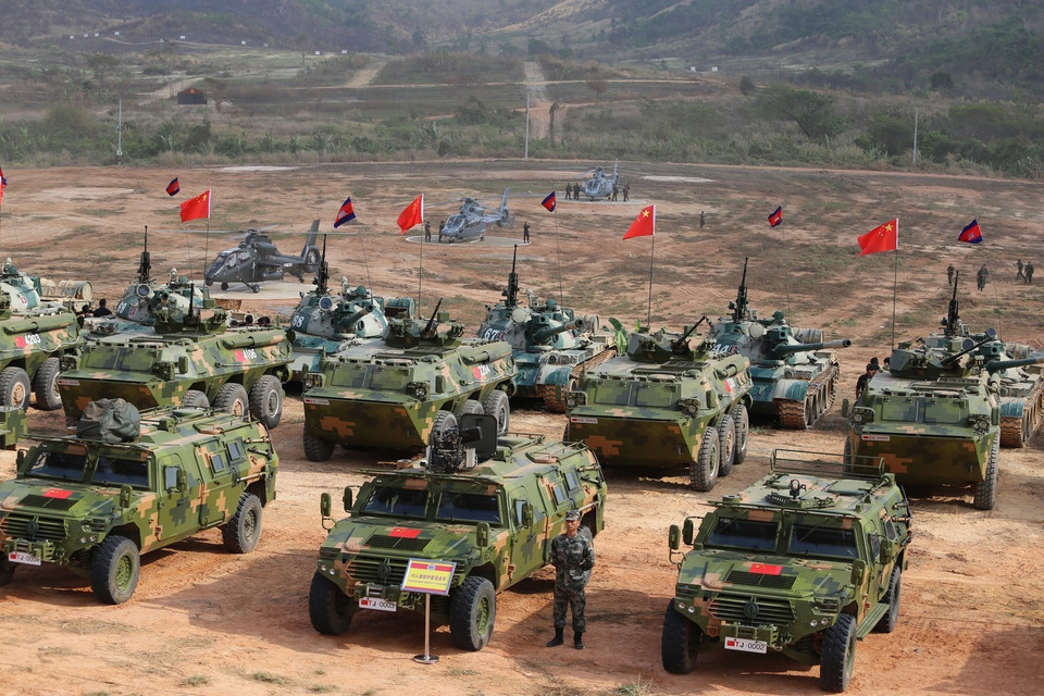  Xe tăng, thiết giáp của hai nước tham gia diễn tập. (Ảnh: Nguyễn Hùng Vũ/TTXVN)