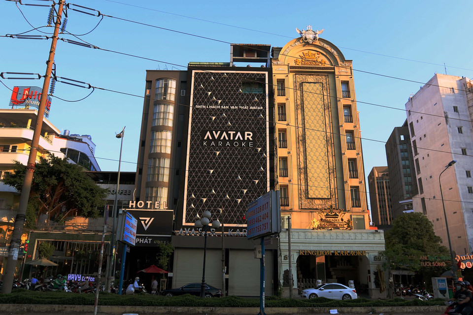 Nhiều điểm karaoke trên đường Phạm Viết Chánh (Quận 1) tạm ngưng hoạt động theo yêu cầu của UBND Thành phố để phòng dịch COVID-19. (Ảnh: Thanh Vũ/TTXVN)