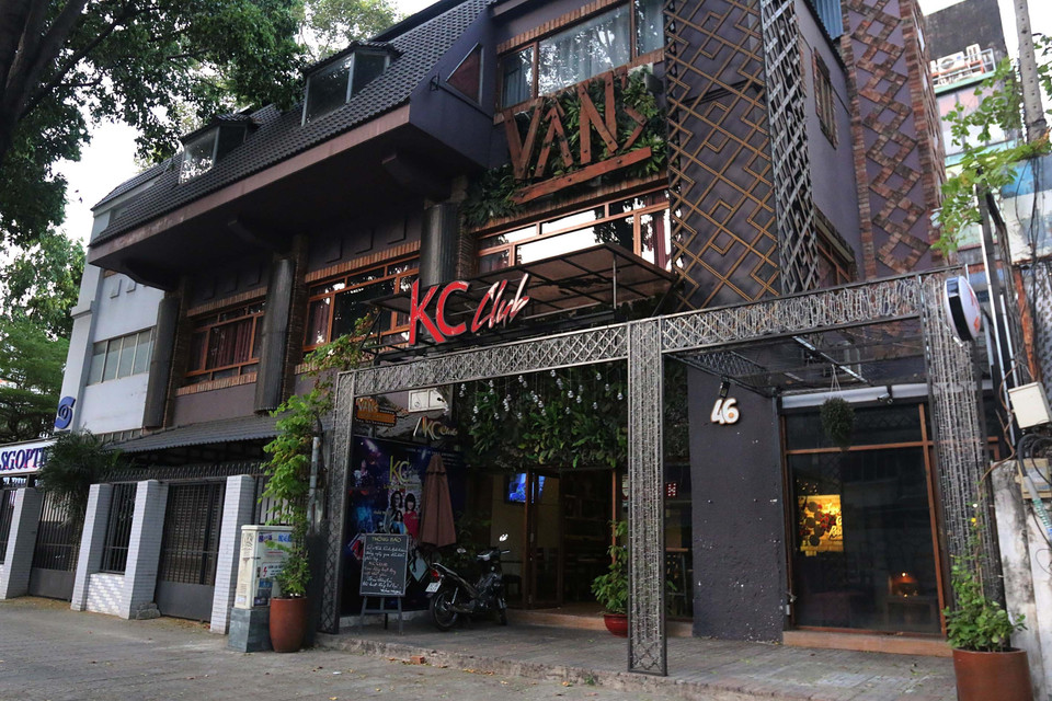 Nhiều quán beerclub, karaoke trên đường Phạm Ngọc Thạch (Quận 1) đóng cửa ngưng hoạt động theo yêu cầu của UBND TP. Hồ Chí Minh để phòng dịch COVID-19. (Ảnh: Thanh Vũ/TTXVN)