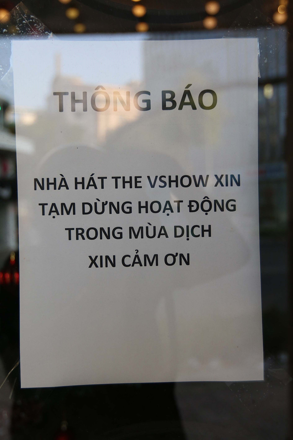 Thông báo của Nhà hát Nam Quang để phòng dịch COVID-19. (Ảnh: Thanh Vũ/TTXVN)