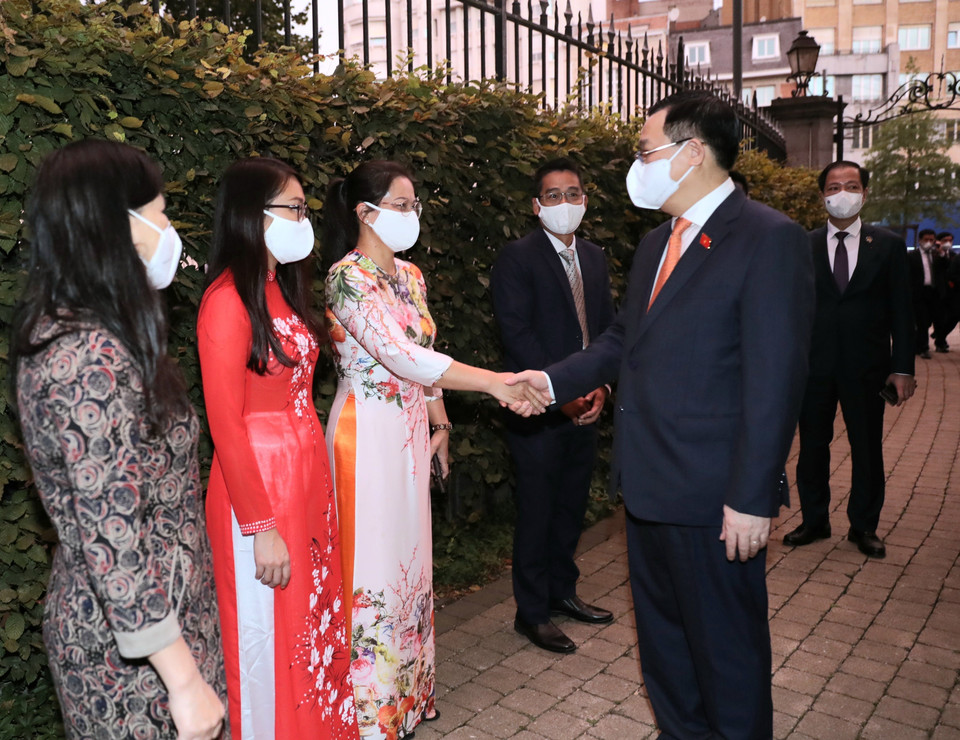 Hình ảnh Chủ tịch Quốc hội Vương Đình Huệ với cán bộ Đại sứ quán Việt Nam tại Bỉ. (Ảnh: Doãn Tấn/TTXVN)