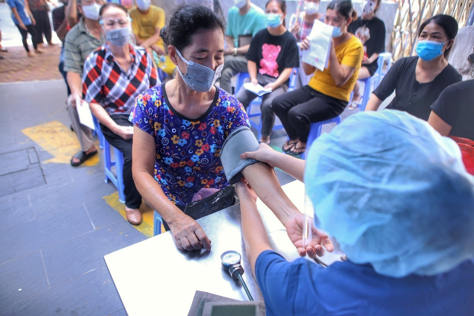 Khám sàng lọc trước tiêm cho người dân phường Phạm Đình Hổ (Hai Bà Trưng) chiều 9/9 tại điểm tiêm Bệnh viện Đa khoa Hà Nội. (Ảnh: Tuấn Đức/TTXVN)