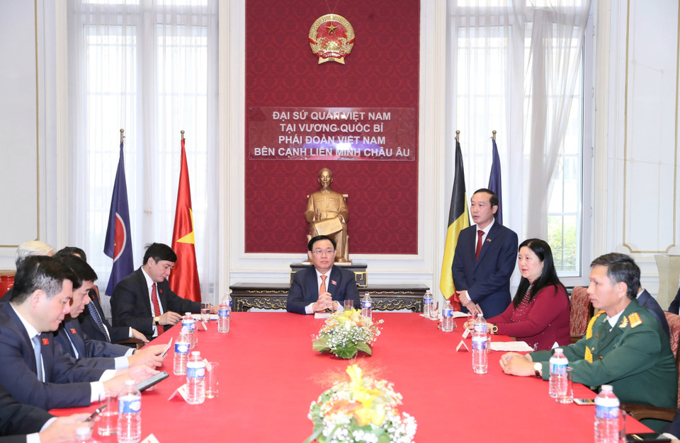 Đại sứ Việt Nam tại Bỉ Nguyễn Văn Thảo phát biểu tại buổi lễ khánh thành Phòng tưởng niệm Chủ tịch Hồ Chí Minh. (Ảnh: Doãn Tấn/TTXVN)