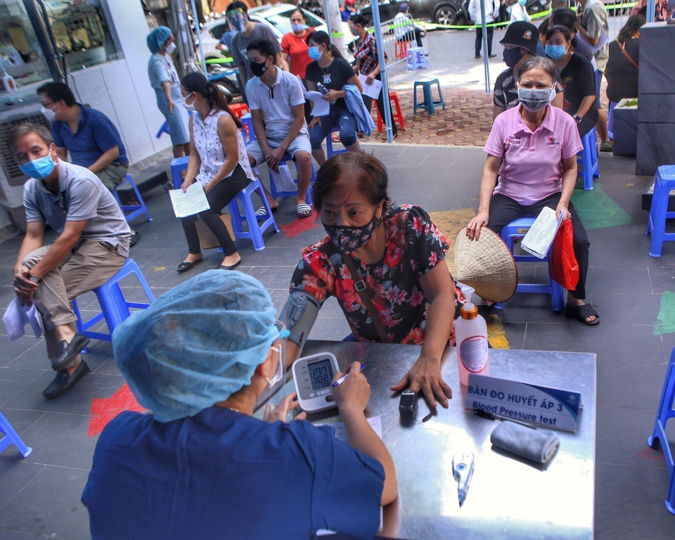 Khám sàng lọc trước tiêm cho người dân phường Phạm Đình Hổ (quận Hai Bà Trưng) chiều 9/9 tại điểm tiêm Bệnh viện Đa khoa Hà Nội. (Ảnh: Tuấn Đức/TTXVN)