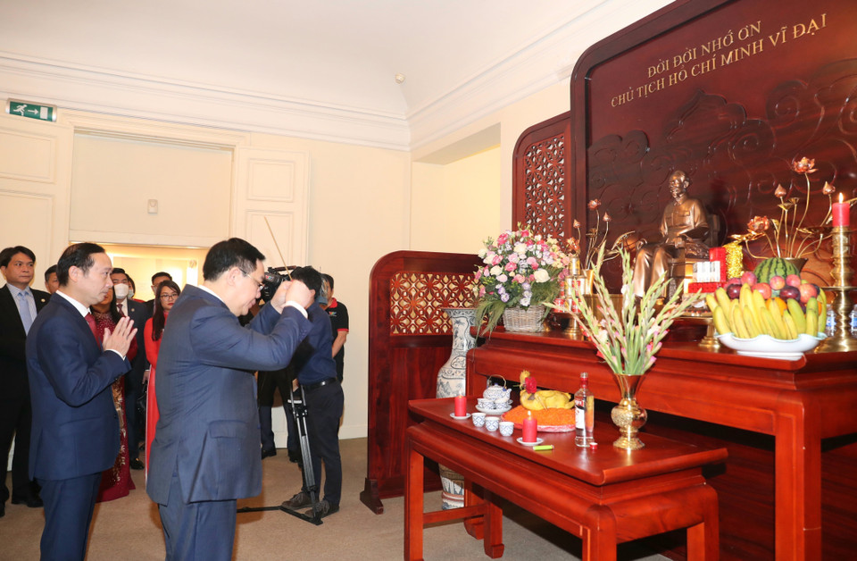 Hình ảnh Chủ tịch Quốc hội Vương Đình Huệ dâng hương tưởng niệm Chủ tịch Hồ Chí Minh. (Ảnh: Doãn Tấn/TTXVN)