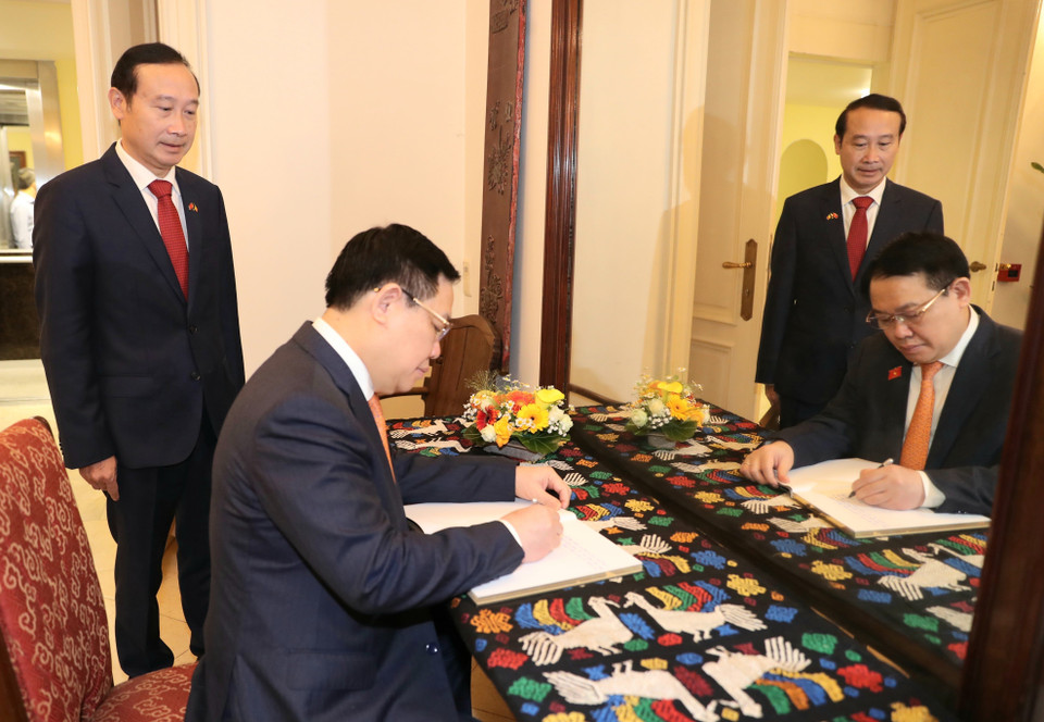 Chủ tịch Quốc hội Vương Đình Huệ viết lưu bút. (Ảnh: Doãn Tấn/TTXVN)