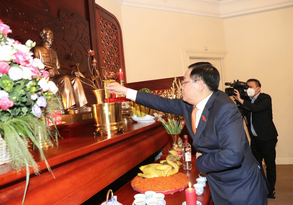 Chủ tịch Quốc hội Vương Đình Huệ dâng hương tưởng niệm Chủ tịch Hồ Chí Minh. (Ảnh: Doãn Tấn/TTXVN)