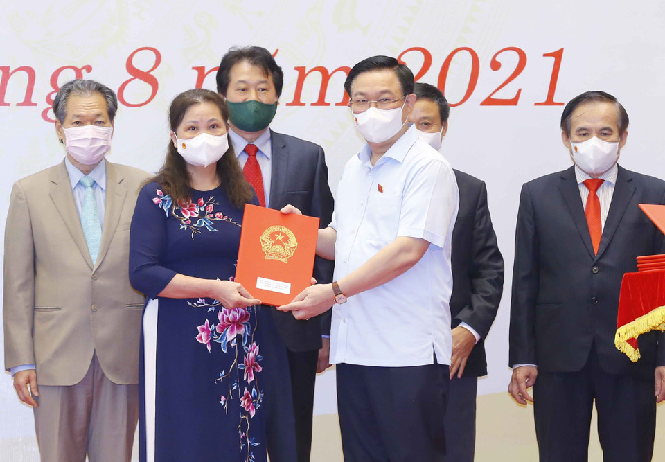 Chủ tịch Quốc hội Vương Đình Huệ trao Nghị quyết và quà tặng đối với các đồng chí đại biểu Quốc hội chuyên trách ở Trung ương khóa XIV không tái cử và cán bộ thuộc thẩm quyền quản lý của Ủy ban Thường vụ Quốc hội. (Ảnh: Doãn Tấn/TTXVN)