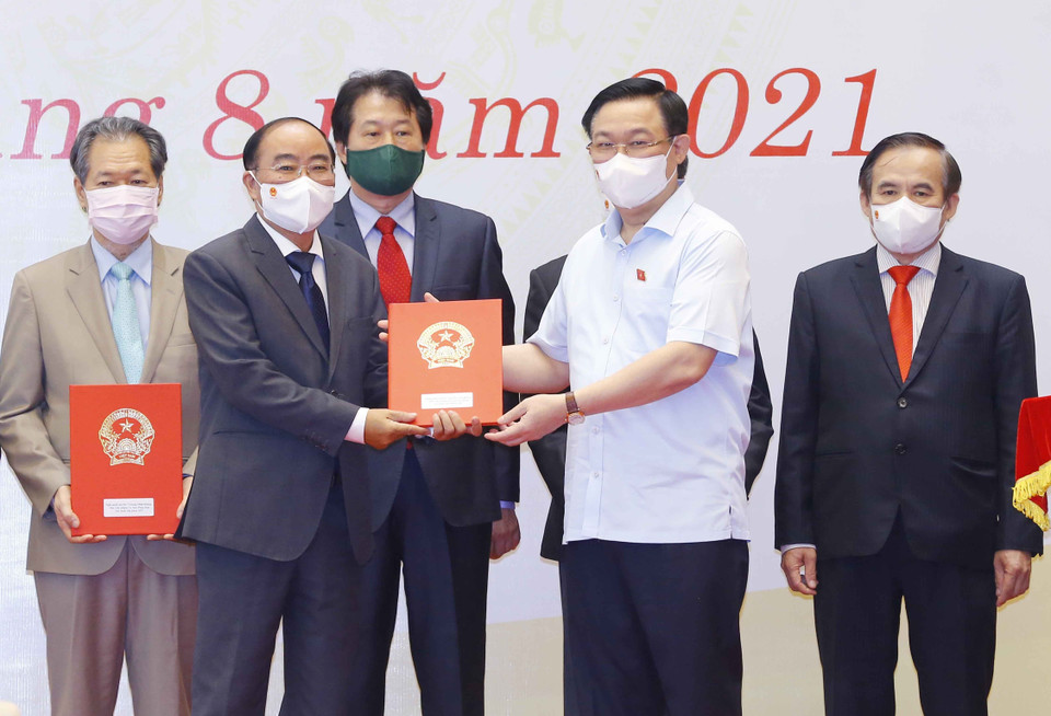 Chủ tịch Quốc hội Vương Đình Huệ trao Nghị quyết và quà tặng đối với các đồng chí đại biểu Quốc hội chuyên trách ở Trung ương khóa XIV không tái cử và cán bộ thuộc thẩm quyền quản lý của Ủy ban Thường vụ Quốc hội. (Ảnh: Doãn Tấn/TTXVN)