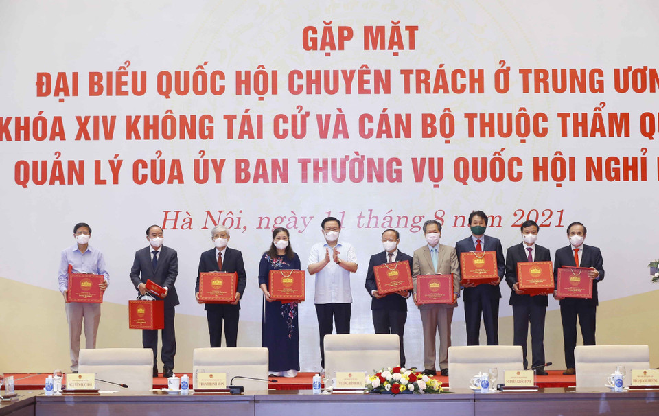 Chủ tịch Quốc hội Vương Đình Huệ trao Nghị quyết và quà tặng đối với các đồng chí đại biểu Quốc hội chuyên trách ở Trung ương khóa XIV không tái cử và cán bộ thuộc thẩm quyền quản lý của Ủy ban Thường vụ Quốc hội. (Ảnh: Doãn Tấn/TTXVN)
