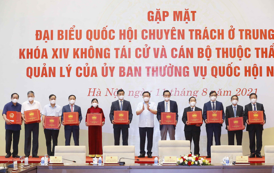 Chủ tịch Quốc hội Vương Đình Huệ trao Nghị quyết và quà tặng đối với các đồng chí đại biểu Quốc hội chuyên trách ở Trung ương khóa XIV không tái cử và cán bộ thuộc thẩm quyền quản lý của Ủy ban Thường vụ Quốc hội. (Ảnh: Doãn Tấn/TTXVN)