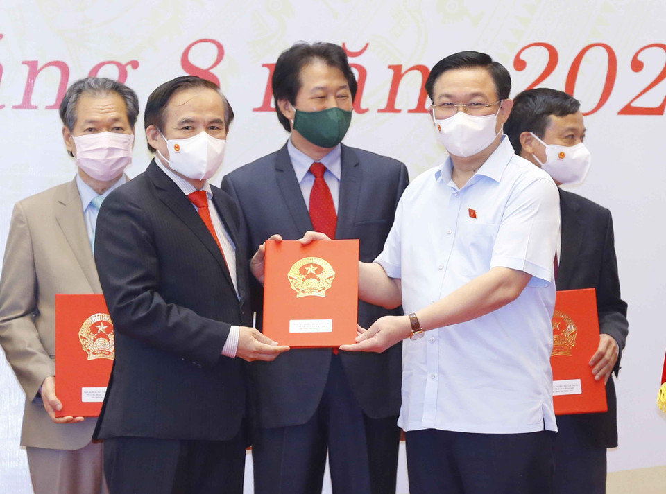 Chủ tịch Quốc hội Vương Đình Huệ trao Nghị quyết và quà tặng đối với các đồng chí đại biểu Quốc hội chuyên trách ở Trung ương khóa XIV không tái cử và cán bộ thuộc thẩm quyền quản lý của Ủy ban Thường vụ Quốc hội. (Ảnh: Doãn Tấn/TTXVN)