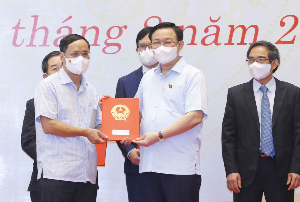 Chủ tịch Quốc hội Vương Đình Huệ trao Nghị quyết và quà tặng đối với các đồng chí đại biểu Quốc hội chuyên trách ở Trung ương khóa XIV không tái cử và cán bộ thuộc thẩm quyền quản lý của Ủy ban Thường vụ Quốc hội. (Ảnh: Doãn Tấn/TTXVN)