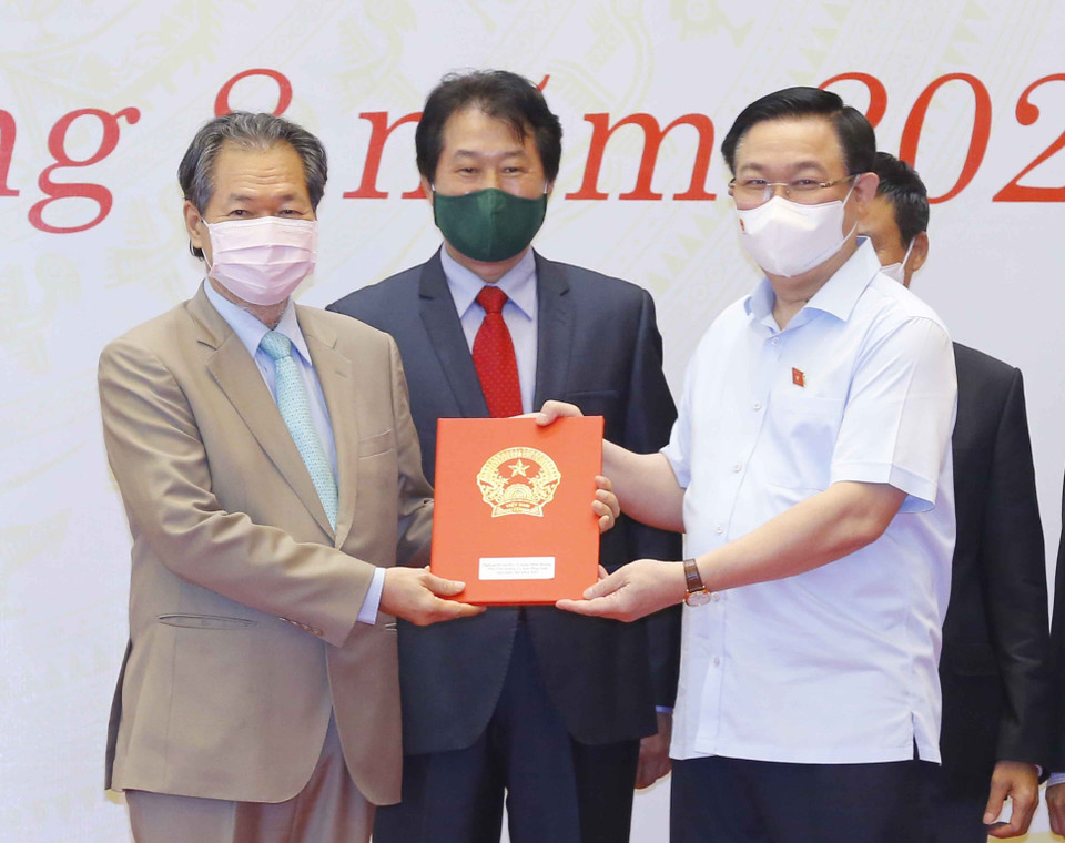 Chủ tịch Quốc hội Vương Đình Huệ trao Nghị quyết và quà tặng đối với các đồng chí đại biểu Quốc hội chuyên trách ở Trung ương khóa XIV không tái cử và cán bộ thuộc thẩm quyền quản lý của Ủy ban Thường vụ Quốc hội. (Ảnh: Doãn Tấn/TTXVN)