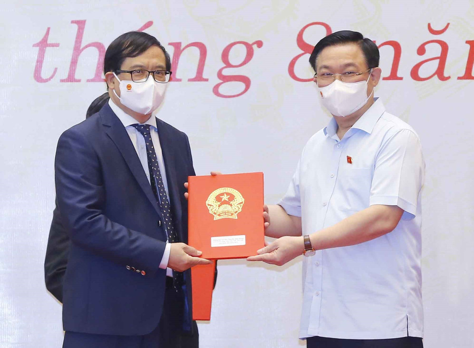 Chủ tịch Quốc hội Vương Đình Huệ trao Nghị quyết và quà tặng đối với các đồng chí đại biểu Quốc hội chuyên trách ở Trung ương khóa XIV không tái cử và cán bộ thuộc thẩm quyền quản lý của Ủy ban Thường vụ Quốc hội. (Ảnh: Doãn Tấn/TTXVN)