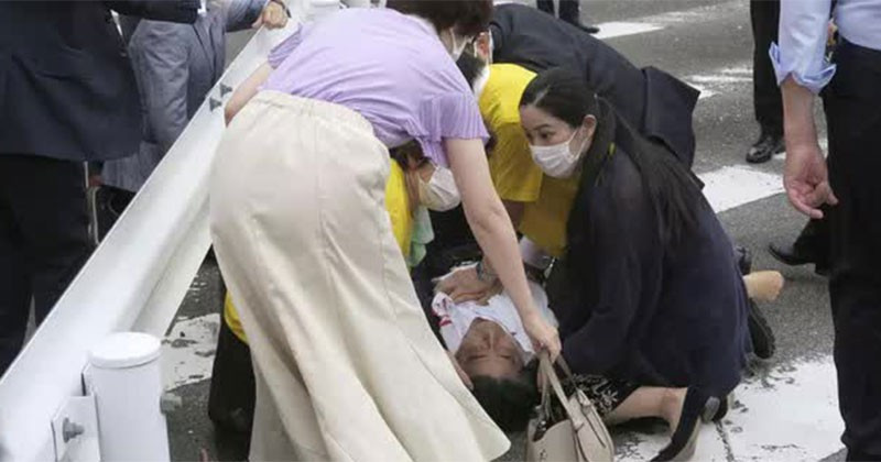 Cựu Thủ tướng Nhật Bản Abe được sơ cứu sau khi bị bắn. (Nguồn: Reuters)