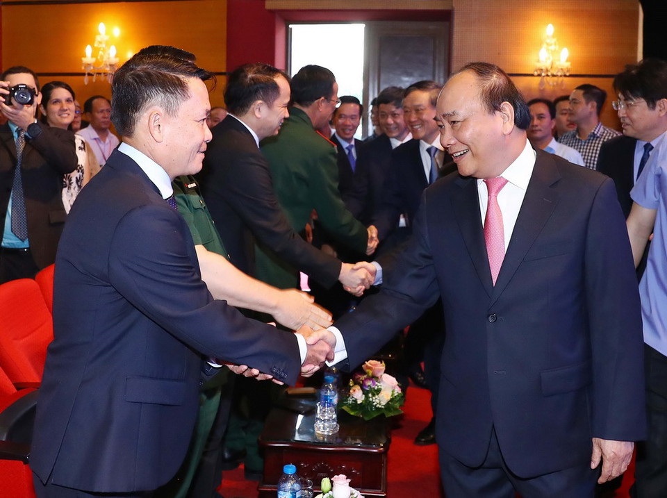 Thủ tướng Nguyễn Xuân Phúc bắt tay Tổng Giám đốc Thông tấn xã Việt Nam Nguyễn Đức Lợi. (Ảnh: Thống Nhất/ TTXVN)