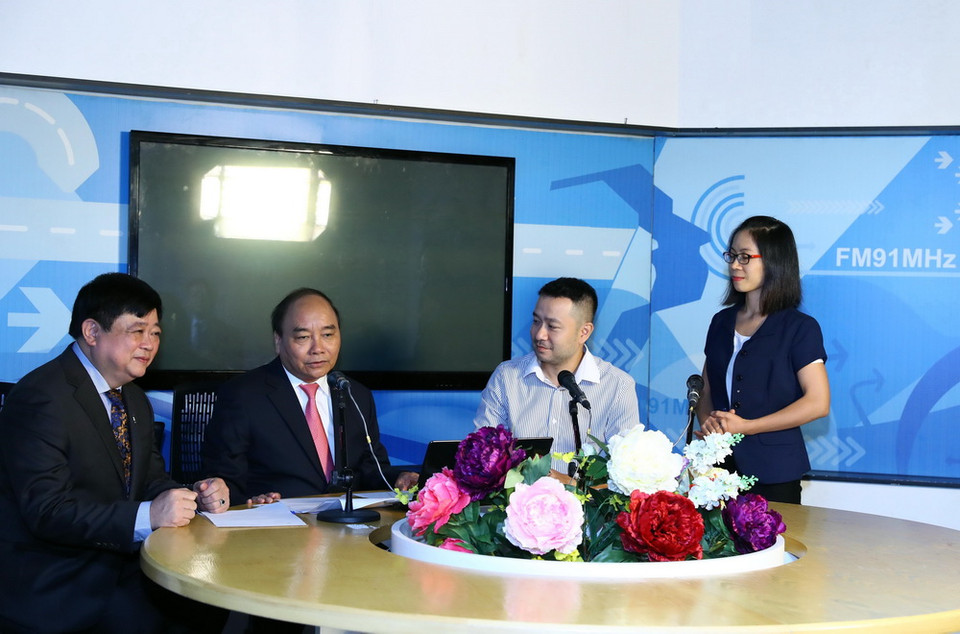 Thủ tướng Nguyễn Xuân Phúc phát biểu trên Kênh VOV giao thông (Đài Tiếng nói Việt Nam), chúc các thính giả, người tham gia giao thông lái xe an toàn. (Ảnh: Thống Nhất/TTXVN)