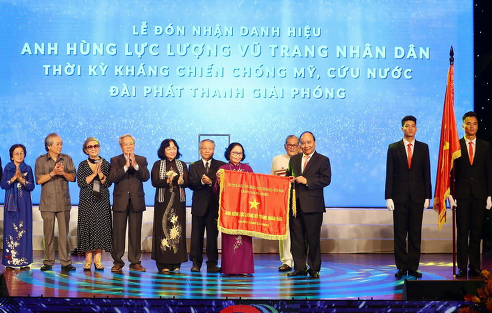 Thủ tướng Nguyễn Xuân Phúc trao tặng danh hiệu Anh hùng Lực lượng vũ trang nhân dân thời kỳ kháng chiến chống Mỹ, cứu nước của Chủ tịch nước cho Đài Phát thanh Giải phóng. (Ảnh: Thống Nhất/TTXVN)