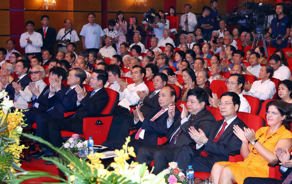 Thủ tướng Nguyễn Xuân Phúc và các đại biểu tham dự buổi lễ. (Ảnh: Thống Nhất/TTXVN)