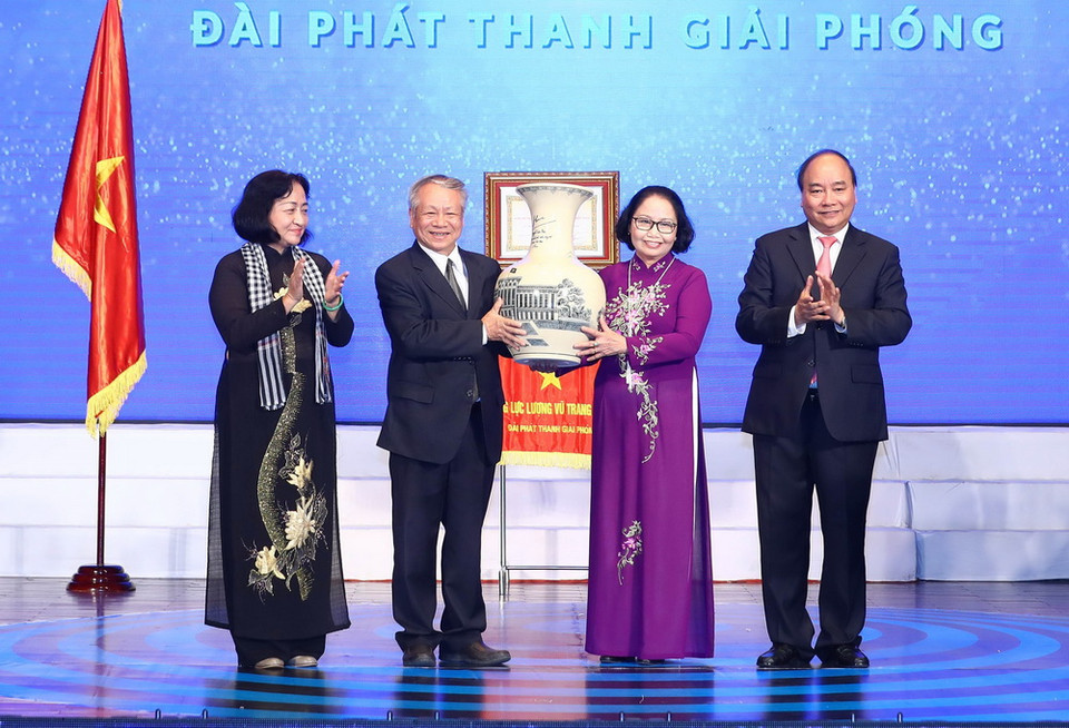 Thủ tướng Nguyễn Xuân Phúc tặng quà lưu niệm cho Đài Phát thanh Giải Phóng.(Ảnh: Thống Nhất/TTXVN)