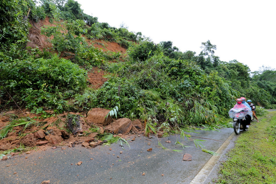 Tại hiện trường sạt lở ở Km19+570 Quốc lộ 279, các phương tiện giao thông gặp khó khăn trong việc di chuyển. (Ảnh: Văn Dũng/TTXVN)